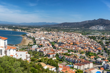 Obraz premium Looking across the rooftops of Roses to the beach and port on Cape Creus Costa Brava
