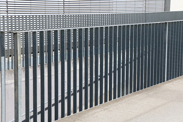 Metallgeländer neben der Einfahrt zu einer Tiefgarage