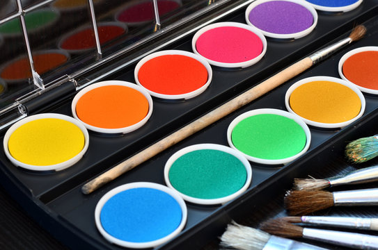Bunte Farbpalette mit Pinseln