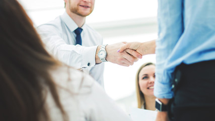 Obraz premium Bank Manager and the customer shake hands after signing a lucrative contract
