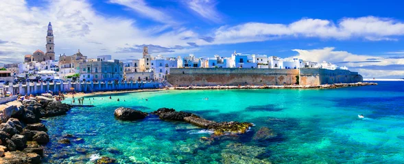Draagtas Mooie witte stad Monopoli in Puglia met turquoise zee. Italië © Freesurf