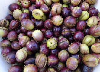 Plato de aceitunas rajadas preparadas para su elaboración