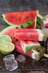 Eis am Stiel mit Fruechten