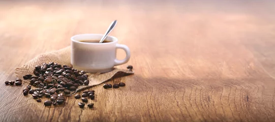 Fotobehang Koffiebar kopje witte koffie en bonen