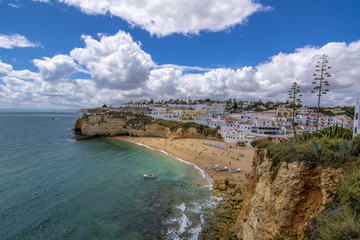 Fototapeta na wymiar Carvoeiro, pequeño pueblo costero sobre el acantilado, en la costa del Algarve Portugal 