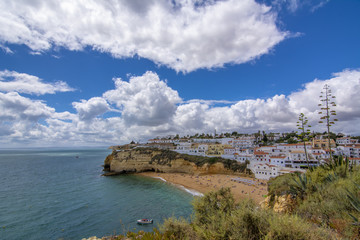 Fototapeta na wymiar Carvoeiro, pequeño pueblo costero sobre el acantilado, en la costa del Algarve Portugal 