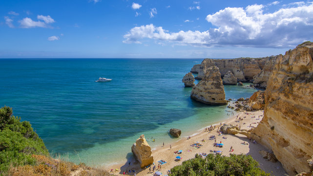 Playa da Marinha en el Algarve, la playa más famosa de Portugal