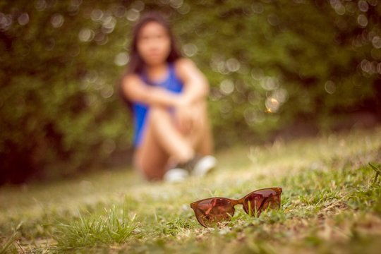 Mujer modelando en jardin