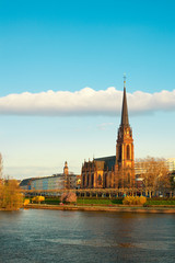 Dreikönigskirche und Main, Frankfurt, Hessen, Deutschland