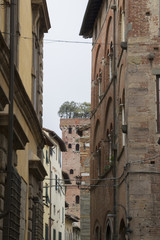 Fototapeta na wymiar narrow side street in the Italian town of Lucca