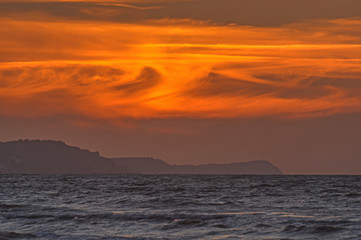 Zachód słońca nad morskim półwyspem.