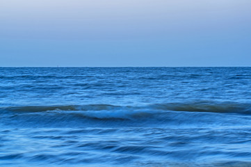 Falująca powierzchnia morza.