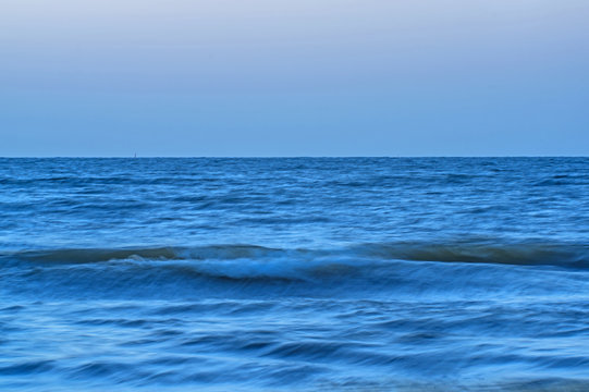 Fototapeta Falująca powierzchnia morza.