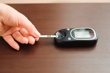 Measuring blood sugar with a blood glucose meter