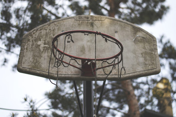 Stara, zniszczona i opuszczona tablica z koszem do gry w koszykówkę