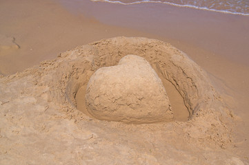 Serce z piasku na plaży.