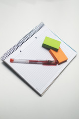 Notes, kolorowe kartki i czerwony długopis, wyizolowane na białym tle