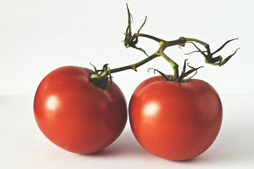 Dojrzałe, czerwone pomidory na białym tle, wyizolowane