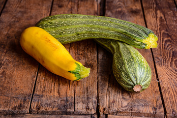 Zucchini Bunt auf Holztisch Rustikal