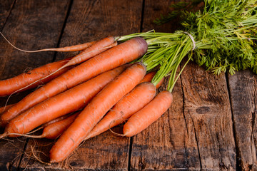 Bund Karotten auf Holztisch Rustikal