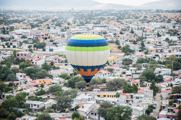 globo aerost&aacute;tico sobe la ciudad de Tequisquiapan M&eacute;xico