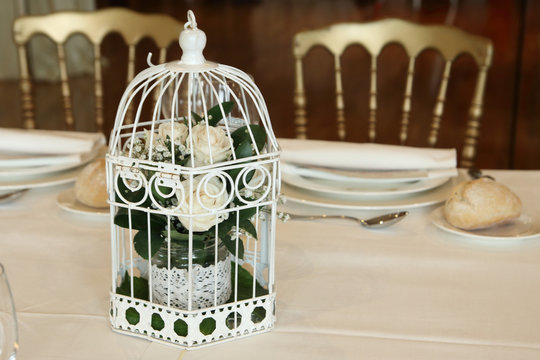 flores en una jaula como decoraci&oacute;n para una boda