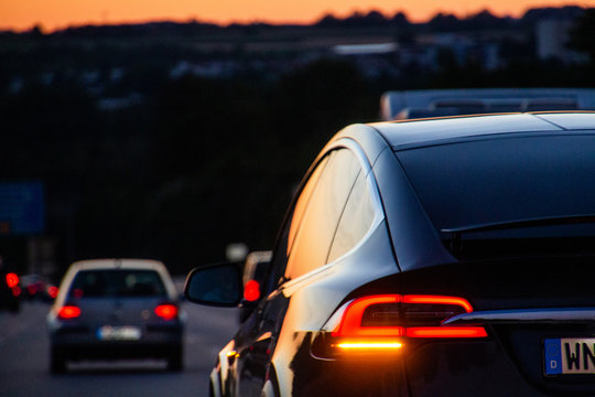 Elektroauto bei Sonnenuntergang auf der Autobahn