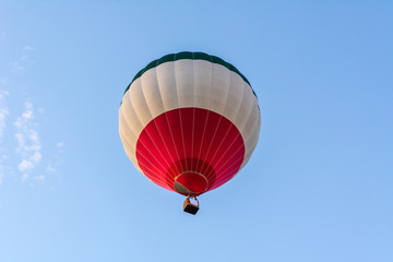 Naklejka premium Hot air balloon under blue sky.