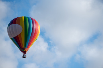 Fototapeta na wymiar Hot air balloon under blue sky.