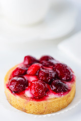 Tartlet with raspberries and a cup of tea