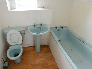 Filthy and dusty blue coloured bathroom suite