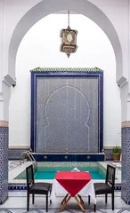 Mit Mosaiken und Schnitzereien geschmückter Innenhof in einem marokkanischen Riad © SvetlanaSF