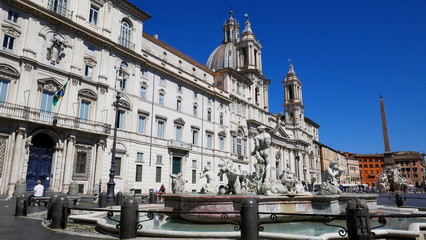 Fototapeta na wymiar Die Piazza Navona mit ihren 3 barocken Brunnen ist ein Anziehungspunkt vieler Touristen in Rom