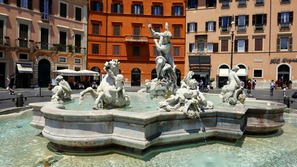 prächtiger barocker Brunnen am Ende der Piazza Navona in Rom © globetrotter1