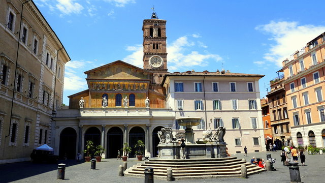 Frontansicht von Santa Maria, die &auml;lteste Marienkirche Roms, mit Brunnen im Vordergrund