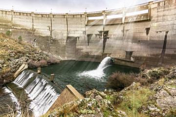 Caudal de regulacion de un embalse en un periodo de sequia debido a la falta de lluvia