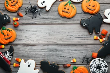 Fototapeten Halloween Lebkuchen mit Süßigkeiten auf Holztisch © 5second