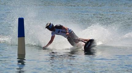 Foto auf Alu-Dibond Männlicher Motosurf-Konkurrent, der eine Ecke mit Geschwindigkeit nimmt und viel Spray erzeugt. © harlequin9