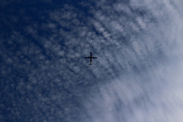 Flugzeug unter Wolken © Marco Rudolf