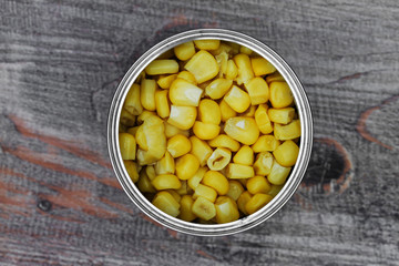 Maisdose geöffnet auf Holztisch