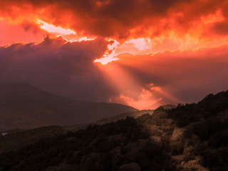 Wolken und Sonnenuntergang am Berg auf Kreta, Griechenland