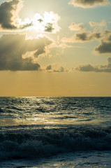 Obraz premium Amazing sea sunset, the sun, waves, clouds