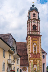 Fototapeta na wymiar Kirchturm St. Peter und Paul, Mittenwald, Bayern