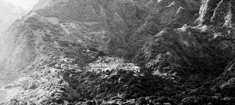 Santa Cruz Lake Atilan Black and White