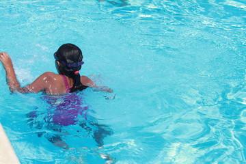 Fototapeta na wymiar Piscina en un calor intenso