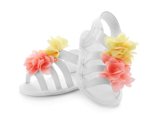 Obraz na płótnie Canvas Pair of baby sandals decorated with flowers on white background