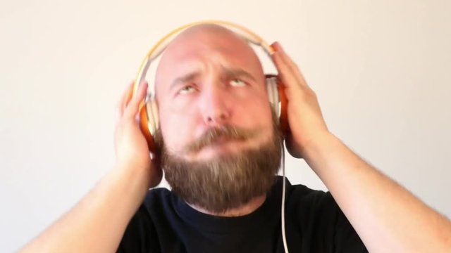 ragazzo con la barba che balla