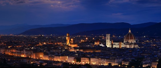 Obraz premium Panorama of Duomo Santa Maria Del Fiore, tower of Palazzo Vecchio and famous bridge Ponte Vecchio.