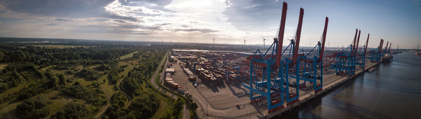 Panorama eines Container-Terminals im Hamburger Hafen
