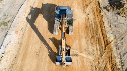 Photo aérienne d'une pelleteuse sur un chantier, France